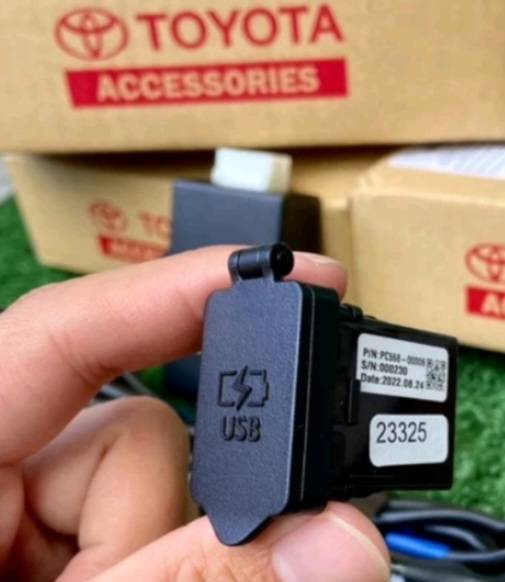 GENUINE TOYOTA FORTUNER /HILUX PD / USB 3.0 CHARGER 2015-2024