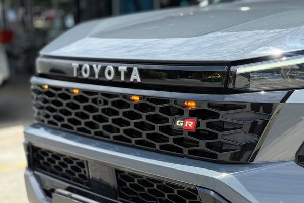 GR STYLE GLOSS COMPLETE GRILL AMBER LEDS TOYOTA HILUX 2026