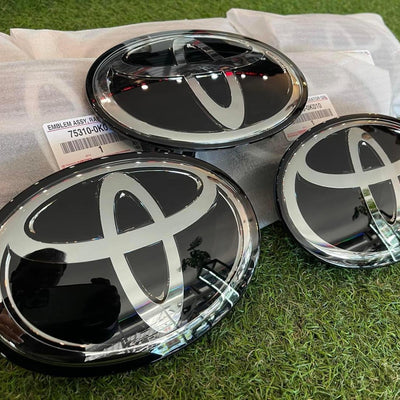 TOYOTA FORTUNER FACELIFT  2020-2025 GLASS GRILL LOGO