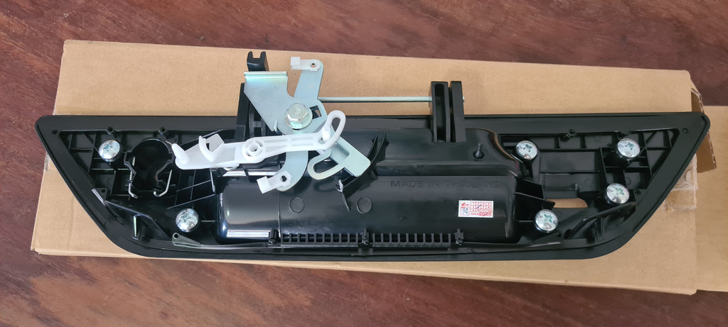 Toyota Hilux tailgage trim replacement