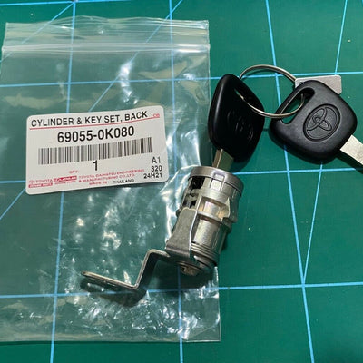 GENUINE CYLINDER & KEY TAILGATE LOCK  HILUX 2015-2023