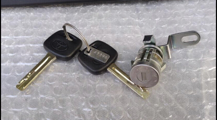 GENUINE CYLINDER & KEY TAILGATE LOCK  HILUX 2015-2023