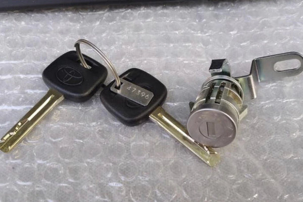 TOYOTA HILUX GENUINE TAILGATE TRIM + LOCK SET WITH KEYS 2015=2023