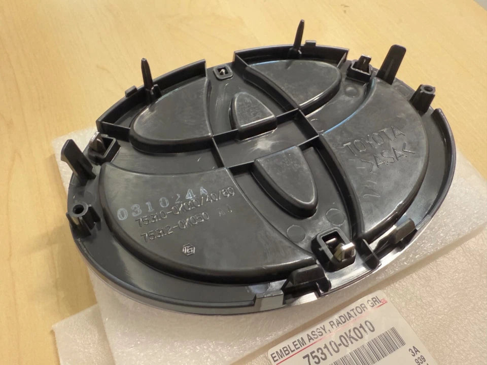 TOYOTA HILUX 2015-2025 GENUINE GRILL LOGO