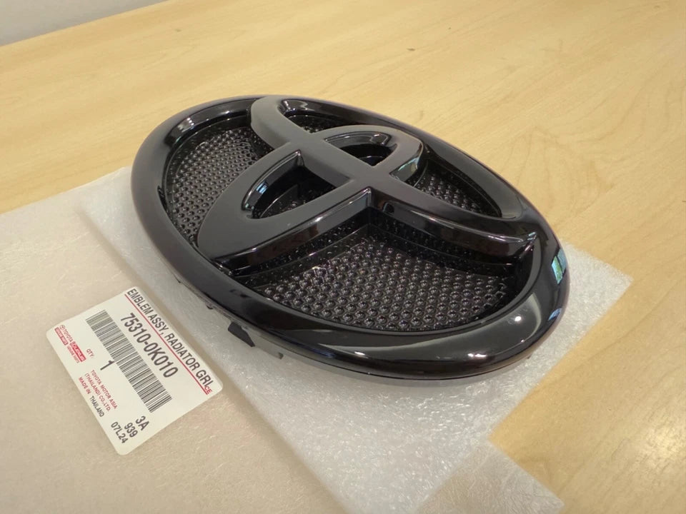 TOYOTA HILUX 2015-2025 GENUINE GRILL LOGO