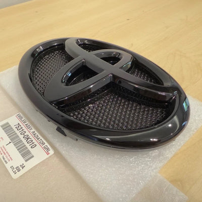 TOYOTA HILUX 2015-2025 GENUINE GRILL LOGO