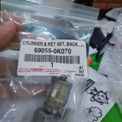 GENUINE CYLINDER & KEY TAILGATE LOCK  HILUX 2015-2023