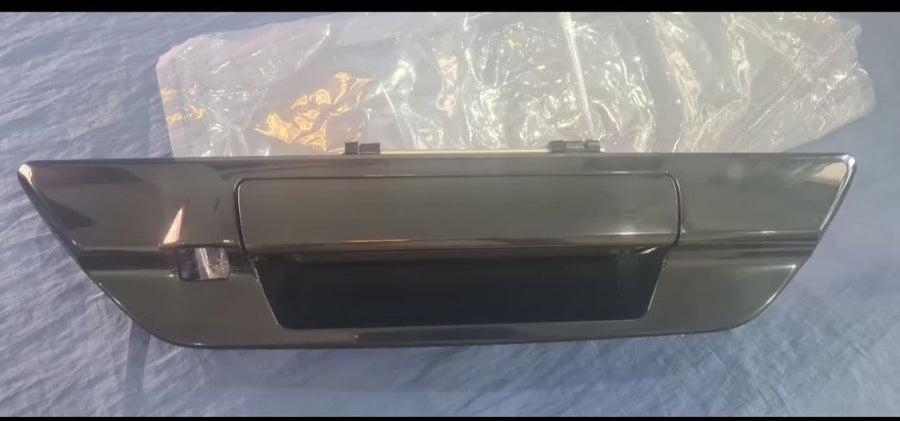 Toyota Hilux tailgage trim replacement